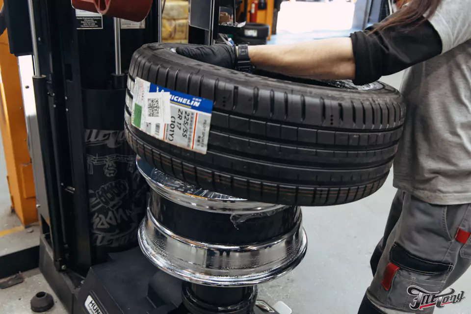 Фирменный шиномонтаж на стендах Hunter для Chevrolet Impala: собрали комплект колес Dayton Wire Wheels с системой knock-off!